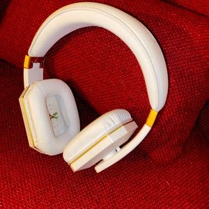 Noise cancelling headphones